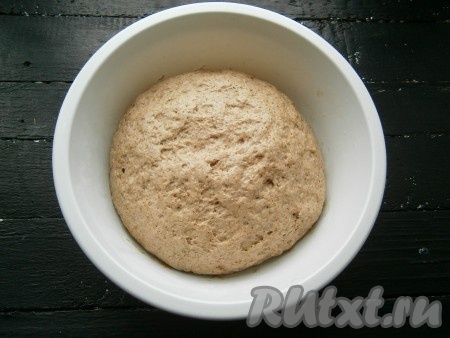 Тесто разместить в чуть смазанной растительным маслом миске, накрыть миску пленкой и оставить в тепле на 1 час. Тесто увеличится в размере, приблизительно, в 2 раза.