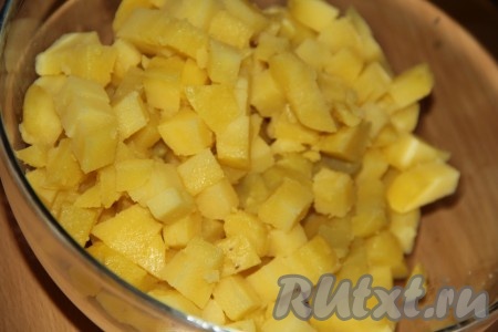 Картофель заранее сварить в кожуре, затем остудить, очистить и нарезать на средние кубики. 