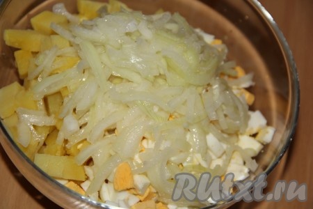 С лука слить маринад, добавить маринованный лук в салат из картофеля и яиц. 