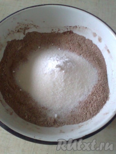 Для начала смешиваем просеянную муку, соду, соль, ваниль, какао-порошок и сахар, перемешиваем ложкой или венчиком.
