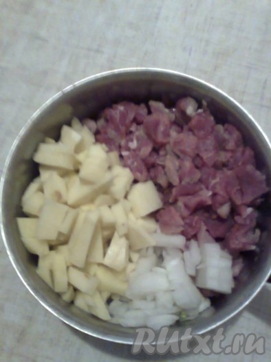 Мясо нарезаем некрупными квадратиками. Очищенные лук и сырой картофель нарезаем мелкими кубиками. Соединяем нарезанные мясо, лук и картофель, солим, перчим, тщательно перемешиваем и начинка для порционных курников готова.