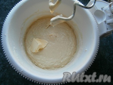 Далее в тесто добавить размягченное сливочное масло и продолжать вымешивание еще 5 минут.
