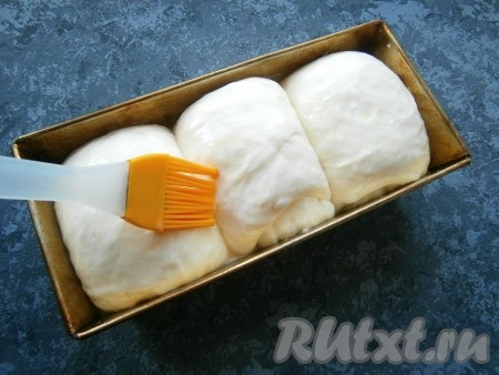 Прикрыть форму пленкой и оставить в теплом месте еще на 1,5 часа. Смазать верх хлеба яйцом, взбитым с молоком.