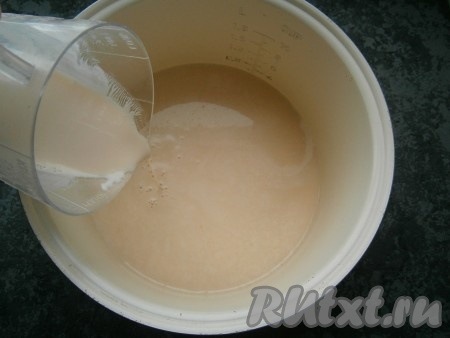 Топленое молоко влить в чашу мультиварки, добавить смесь ряженки и молока, хорошо перемешать.
