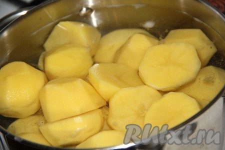 Картофель очистить и сварить в подсоленной воде до готовности (обычно картошка варится минут 20-25). 