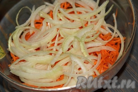 С моркови слить выделившуюся жидкость. Лук нарезать на тонкие полукольца и добавить к моркови.