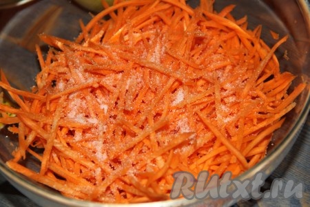 Морковь натереть на тёрке для корейской моркови, выложить в глубокую миску, добавить соль, перемешать и оставить на 20 минут.
