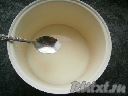 В чашу мультиварки влить молоко и воду, всыпать щепотку соли. На всякий случай, чтобы молоко не убежало в процессе готовки, смажьте стенки чаши по кругу сливочным маслом на 5 см выше молока.
