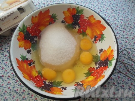 Яйца взбейте вместе с сахаром и ванильным сахаром с помощью миксера в течение 3-4 минут.
