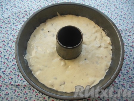 Перелейте тесто в форму для кекса, смазанную сливочным или растительным маслом.
