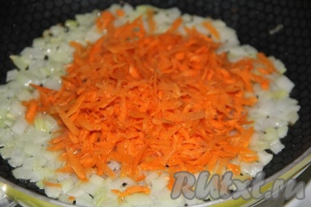 Когда лук станет золотистым, добавить к нему натертую на крупной тёрке морковь.
