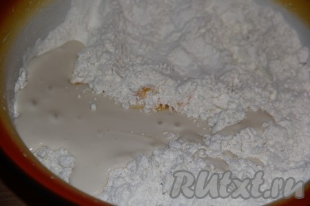 Для начала приготовить тесто. Муку просеять, добавить соль, яйцо, масло и кефир.
