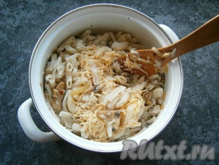 Получившуюся сырно-молочную смесь вылить в макароны, посолить по вкусу (если понадобится) и перемешать.
