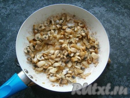 Обжарить грибы с луком до легкого золотистого цвета, помешивая, чуть посолить.
