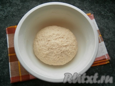 Замесить мягкое, нежное, но хорошо держащее форму, плотное тесто. Подкатать его в шар и поместить в смазанную растительным маслом миску, которую накрыть пленкой. Оставить тесто в тепле на 1 час.
