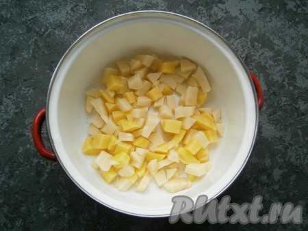 Картофель очистить и нарезать в кастрюлю небольшими кубиками.
