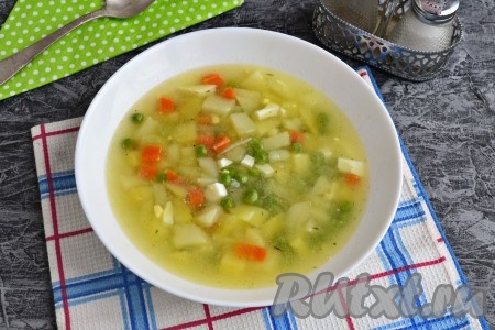 Легкий и очень вкусный суп, приготовленный с зеленым горошком и яйцом, разлить по тарелкам и подать к столу.
