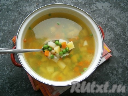 Далее добавить в кастрюлю зеленый горошек в замороженном виде, продолжить варку супа еще 10-15 минут.
