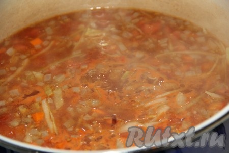 Добавить овощи со сковороды в суп, варить минут 5-7.
