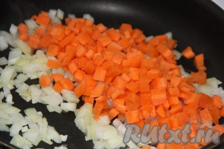 Очищенную морковь, нарезав на кубики, выложить в сковороду к луку, обжарить в течение 7 минут.
