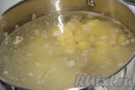 Влить в кастрюлю 2,5 литра воды, варить картошку и фарш 10 минут с момента закипания на небольшом огне.
