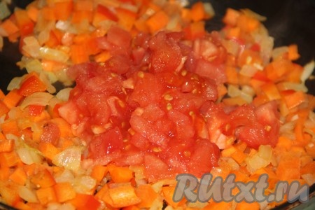 Добавить в сковороду болгарский перец и помидоры, обжарить овощи в течение 5 минут, помешивая.

