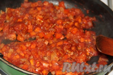Затем добавить томатную пасту, перемешать и прогреть овощи минуты 3 на небольшом огне.
