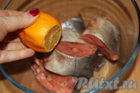 Стейки красной рыбы выложить в миску и полить лимонным соком, оставить на 30 минут. 
