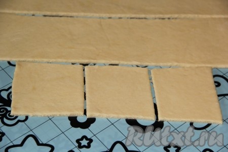 Выложить хрущевское тесто на силиконовый коврик, обмять и раскатать в пласт. Нарезать тесто на квадратики (я разрезала на 30 квадратов). Кстати, сформировать пирожки можно любой формы.

