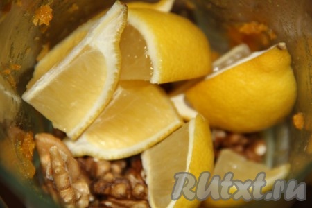 Затем приготовить вторую начинку. В чашу блендера выложить орехи и лимон, нарезанный на крупные дольки вместе с кожурой.
