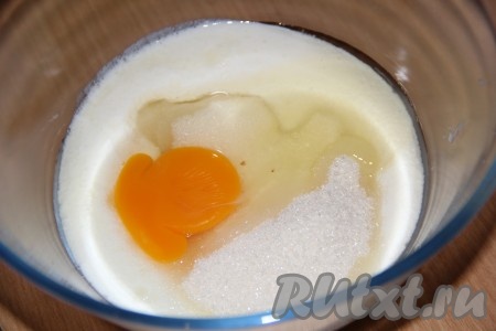 Для приготовления теста в глубокую миску выложить сметану, добавить сахар, щепотку соли и яйцо.