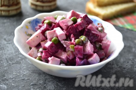Выложить очень вкусный салат "Виолетта", приготовленный со свеклой и солеными огурцами, в салатник и подать к столу.
