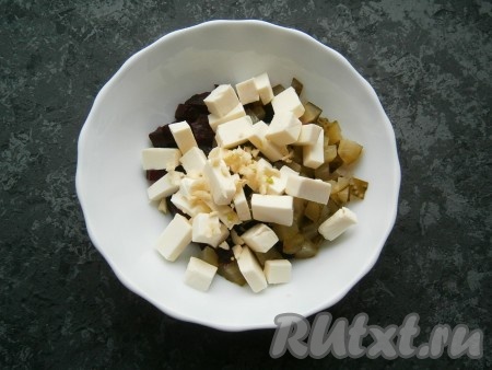 В салат из соленого огурца и свеклы добавить нарезанный кубиками (или прямоугольниками) плавленный сыр. Для салата "Виолетта" лучше взять сырок "Дружба" или "Голландский". Также добавить мелко нарезанный чеснок.
