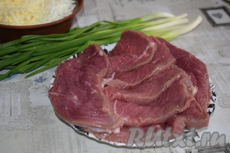 Мясо нарежем на плоские ровные кусочки толщиной не менее 7 мм, как для отбивных.
