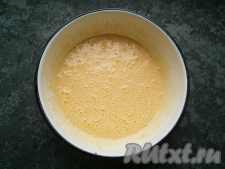 Взбить желтки с сахарной пудрой до однородности миксером. Продолжая взбивать, тонкой струйкой влить молоко.
