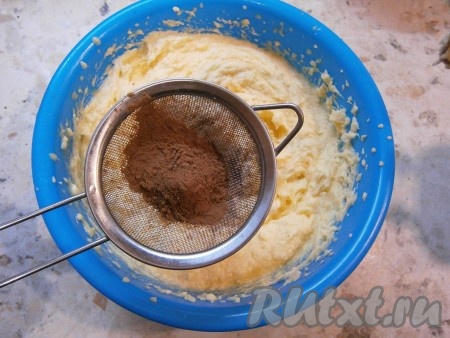 Затем всыпать просеянный какао-порошок, добавить ванильный сахар и влить коньяк.
