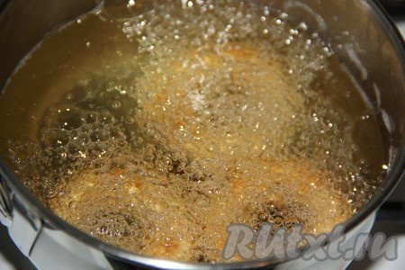 Растительное масло хорошо разогреть, убавить огонь до среднего, аккуратно выкладывать в кипящее масло пончики и жарить с двух сторон до золотистого цвета.