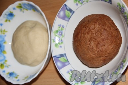 Выложить белое и коричневое тесто в разные тарелки, накрыть полотенцами и оставить на пару часов в тепле.
