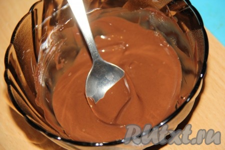 Замесить мягкое тесто. Шоколад растопить на водяной бане.
