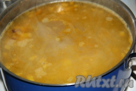 Когда картошка с рисом будут практически готовы, добавить в кастрюлю куриную печень с овощами, варить суп 7-10 минут.
