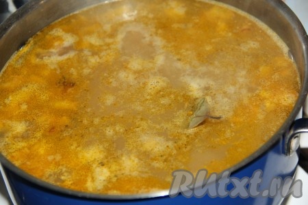 Посолить суп с куриной печенкой, добавить специи и лавровый лист, потомить пару минут на небольшом огне, а затем снять с огня.

