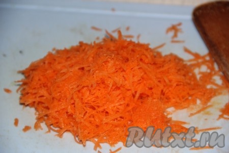 Пока варятся картофель и рис, нужно обжарить печень с овощами. Натереть морковь на мелкой тёрке.
