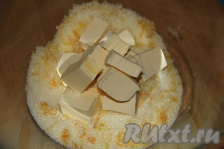 Затем добавить кусочки мягкого сливочного масла и перетереть его с сахаром.
