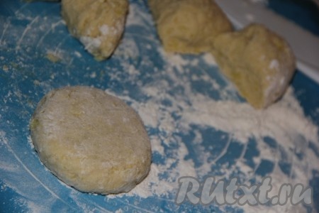 Завернуть начинку в картофельное тесто, формируя круглые пирожки.
