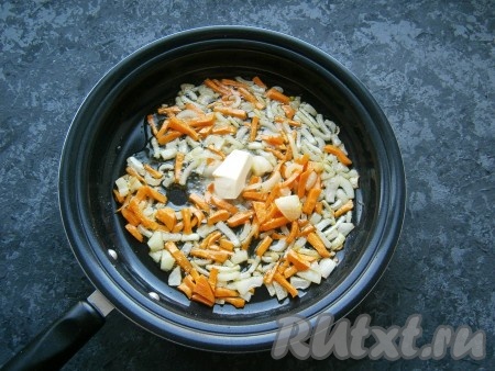 В сковороду с обжаренными овощами добавить сливочное масло, перемешать, подержать овощи на небольшом огне еще минуты 3-4.
