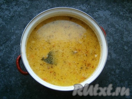 Варить суп на небольшом огне, помешивая, до расплавления сыра (на это понадобится 7-10 минут).
