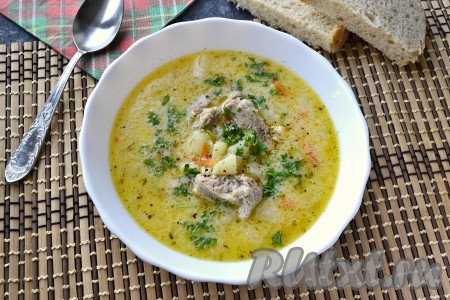 Очень вкусный и ароматный сырный суп, приготовленный со свининой, разлить по тарелкам, можно добавить зелень и подать к столу. Такой супчик желательно варить на один раз.
