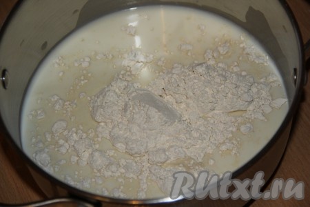 Для приготовления заварного крема влить в кастрюлю молоко, добавить муку и сахар, перемешать венчиком.
