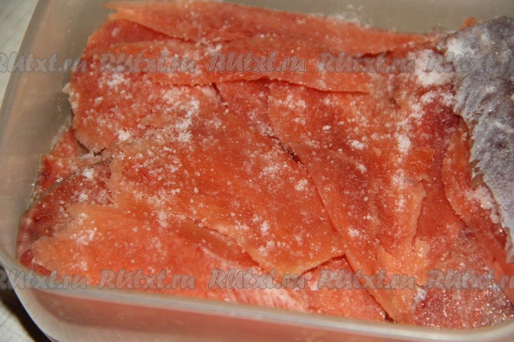 Горбуша соленая в упаковке. Форель слабосолёная в домашних условиях сухим способом. Прессованная красная рыба слоями. Паутинка горбуши соленая сушеная.