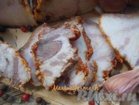 Свиная щековина, приготовленная в луковой шелухе, получается нежной, вкусной, ароматной, она прекрасно режется. Подавайте сало с хреном, горчицей, например, к горячей тарелочке борща или на кусочке хлеба.
